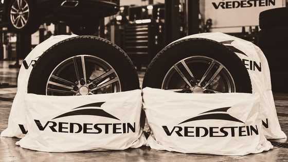 Hjul pakket i hvite dekkposer med trykk, i et bilverksted, tonet i Bercos farger.
