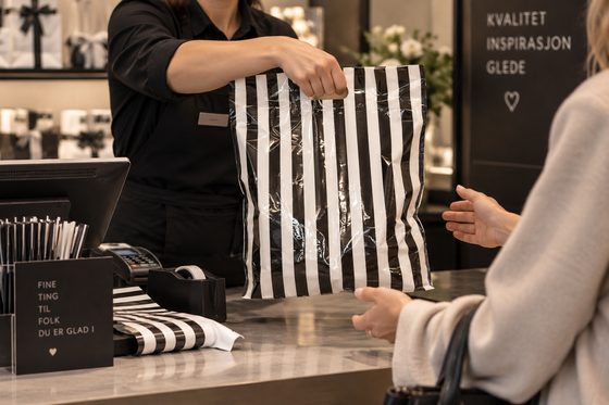 Sorte stripete bæreposer i plast