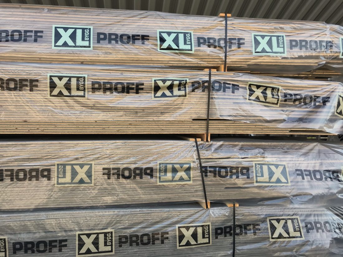 Trelast pakket i transparent trelastfolie med logotrykk for XL-BYGG PROFF.