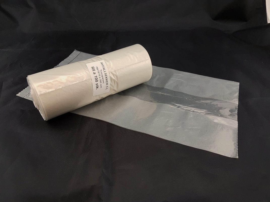 Rull med klare plastsekker, én sekk trukket ut.